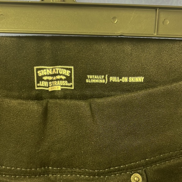 - Brand new with tags Woman’s Signature by Levi Strauss pull-on skinny. - Picture 7 of 15